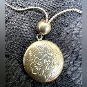 VINTAGE SMALL SILVER METAL LOCKET NECKLACE